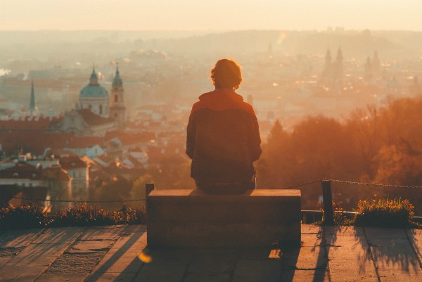 man sitting looking at city sunset | Mindfulness for Anxiety Works. Here Are 2 Ways to Try it. https://positiveroutines.com/mindfulness-for-anxiety/ 