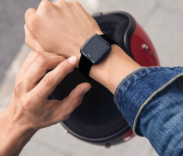 Fitbit Versa | 11 Good Father's Day Gifts to Make Dad More Productive https://positiveroutines.com/good-fathers-day-gifts-2018/