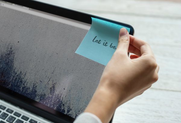post it on laptop says let it be | 5 Productivity Hacks for Ultimate Email Efficiency https://positiveroutines.com/productivity-hacks-email/ ‎