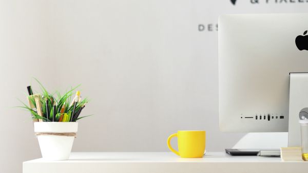 mac desktop minimalist | The Best Decluttering Tips for a Productive Workspace https://positiveroutines.com/decluttering-tips/
