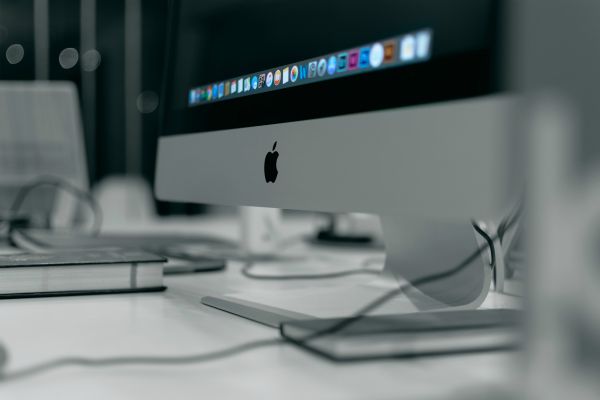 mac desktop | The Best Decluttering Tips for a Productive Workspace https://positiveroutines.com/decluttering-tips/