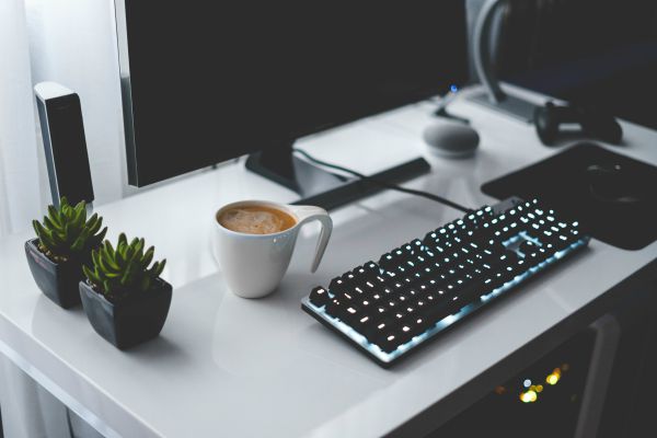 minimalist desk with keyboard | How to Use Single-Tasking To Skyrocket Your Productivity  https://positiveroutines.com/single-tasking-productivity/