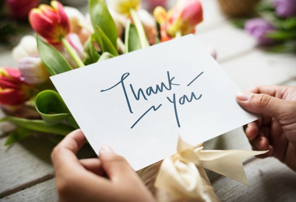 thank you card with flowers | This Is How To Express Gratitude https://positiveroutines.com/express-gratitude/