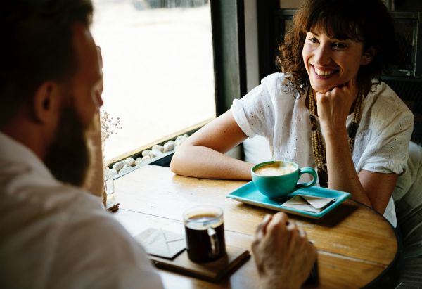 woman and man smiling drinking coffee | This Is How To Express Gratitude https://positiveroutines.com/express-gratitude/