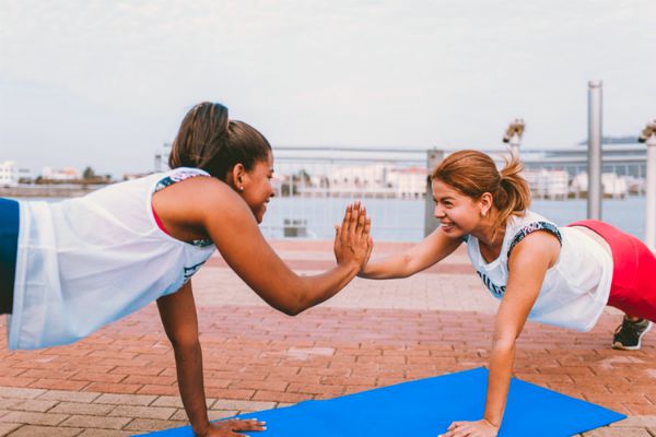 partner workout with two women doing planks | A Healthy Morning Routine For The Best 2019 https://positiveroutines.com/healthy-morning-routine/