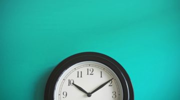 clock on teal background | 10-Minutes to Win The Day: How to Set Priorities https://positiveroutines.com/set-priorities/