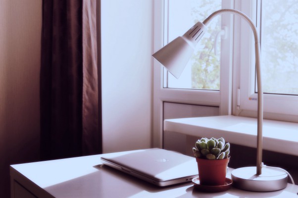 desk lamp on a clean desk | 11 Things You Need to Have a Productive Day https://positiveroutines.com/have-a-productive-day/