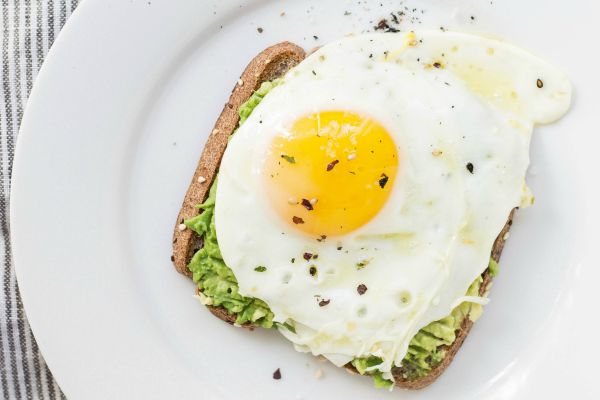 egg on top of avocado toast | Make These 5 Tiny Tweaks to Have A Great Morning https://positiveroutines.com/great-morning-tips/