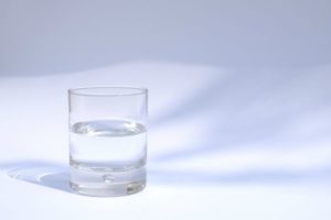 clear glass of water | 7 Science-Backed Secrets of a Productive Morning Routine https://positiveroutines.com/productive-morning-routine/