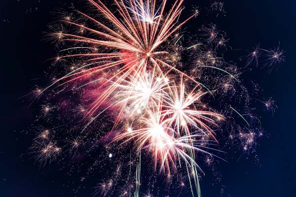 fireworks | 7 Things to Do on the Fourth of July That Will Make You Happier https://positiveroutines.com/things-to-do-on-fourth-of-july/