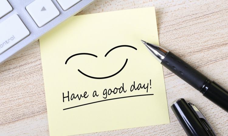 have a good day sticky note on desk | 31 Empowering Quotes to Help You Have a Better Day https://positiveroutines.com/empowering-quotes/