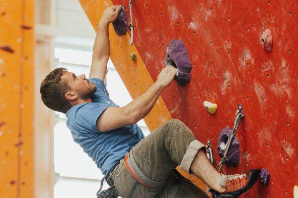 man indoor rock climbing | How to Leave Work at Work and Actually Enjoy the Weekend https://positiveroutines.com/enjoy-the-weekend/