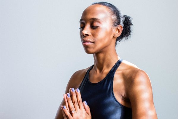 woman meditating | How to Leave Work at Work and Actually Enjoy the Weekend https://positiveroutines.com/enjoy-the-weekend/